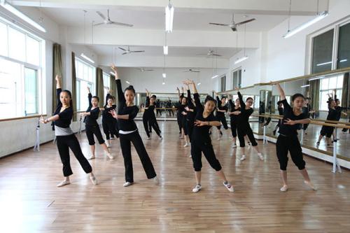 成都中职学费一般是多少钱一年，成都读中职学费多少钱_招生信息