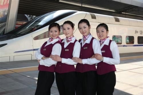 成都铁路中专学校解读：女生学会计专业可以当高铁乘务员不