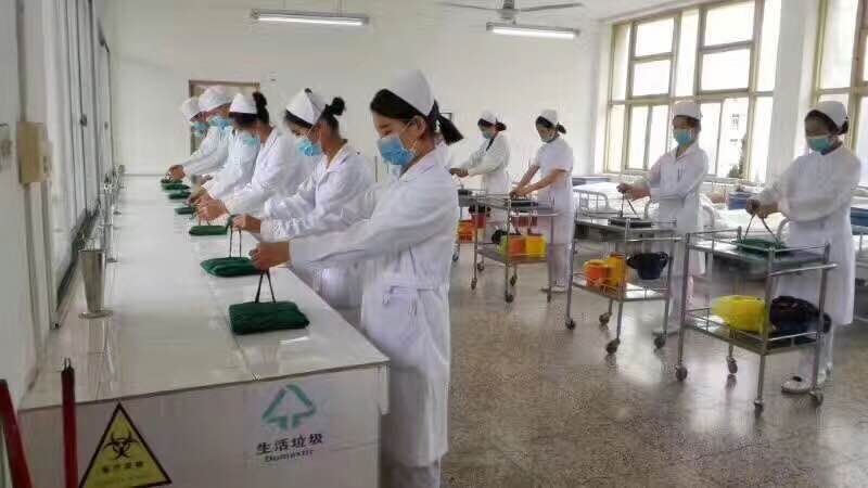 贵州省经贸学校学生上课场景