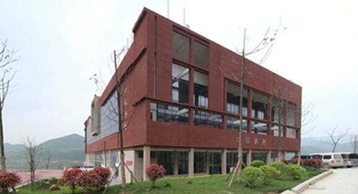 2020年贵阳市工业职业学校学费报名费收费标准是多少？