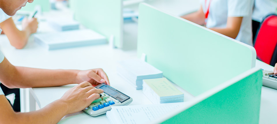 成都市高铁乘务员近视可以吗春招招生信息 成都市高铁乘务员近视可以吗春招招生信息