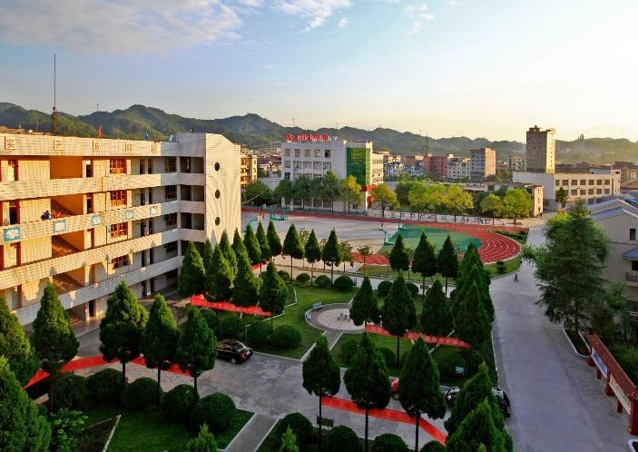 2020年彭州市技工学校招生学费标准是多少呢？