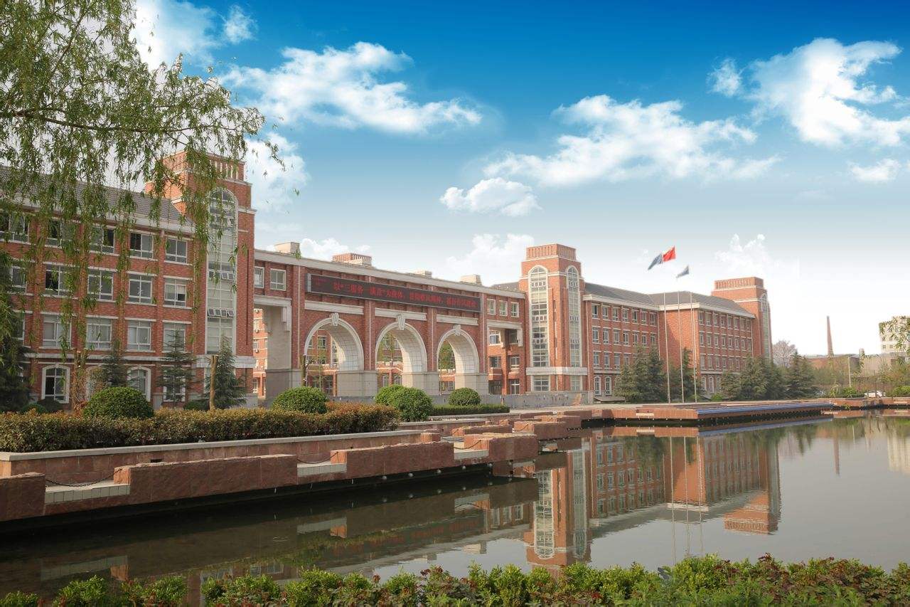 2020年南充电子工业学校学费收费标准