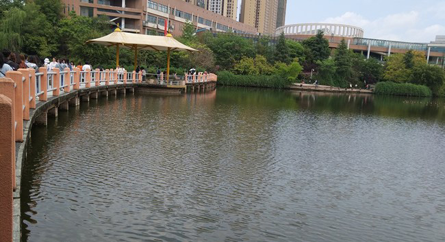 四川城市技师学院人工湖