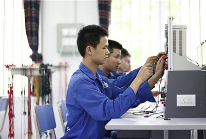 初中生男孩子可以读空乘专业吗?