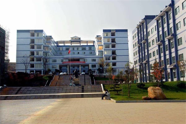  重庆机械职工中等专业学校简介