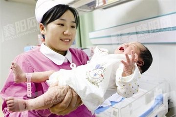助产士在抱刚出生婴儿
