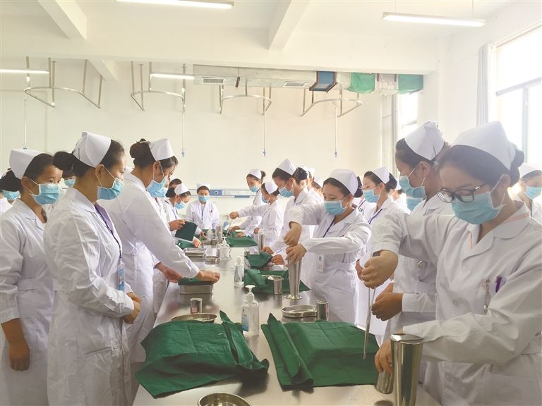 重庆南丁卫生学校护士专业学子在工作
