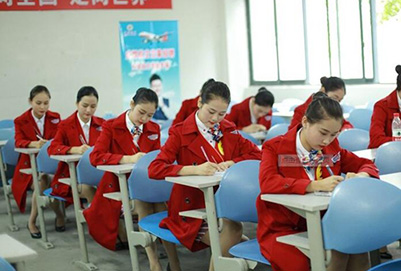 重庆航空专业学校学费大概是多少
